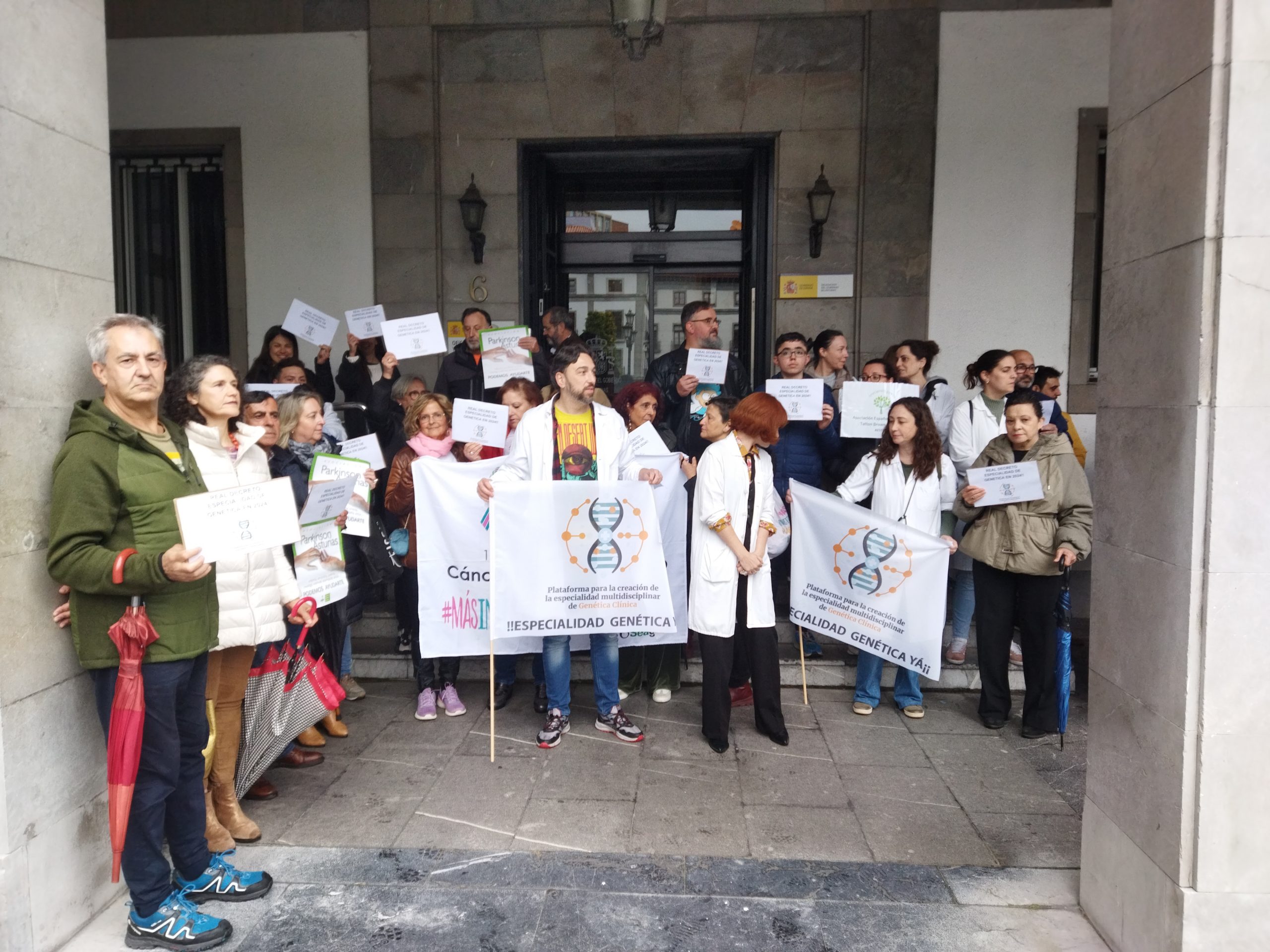 El jueves, 25 de abril, Chyspa participó en la concentración organizada por la Plataforma para la Creación de la Especialidad Multidisciplinar de Genética Clínica con la finalidad de reclamar un Real Decreto que regule la Especialidad de Genética en 2024